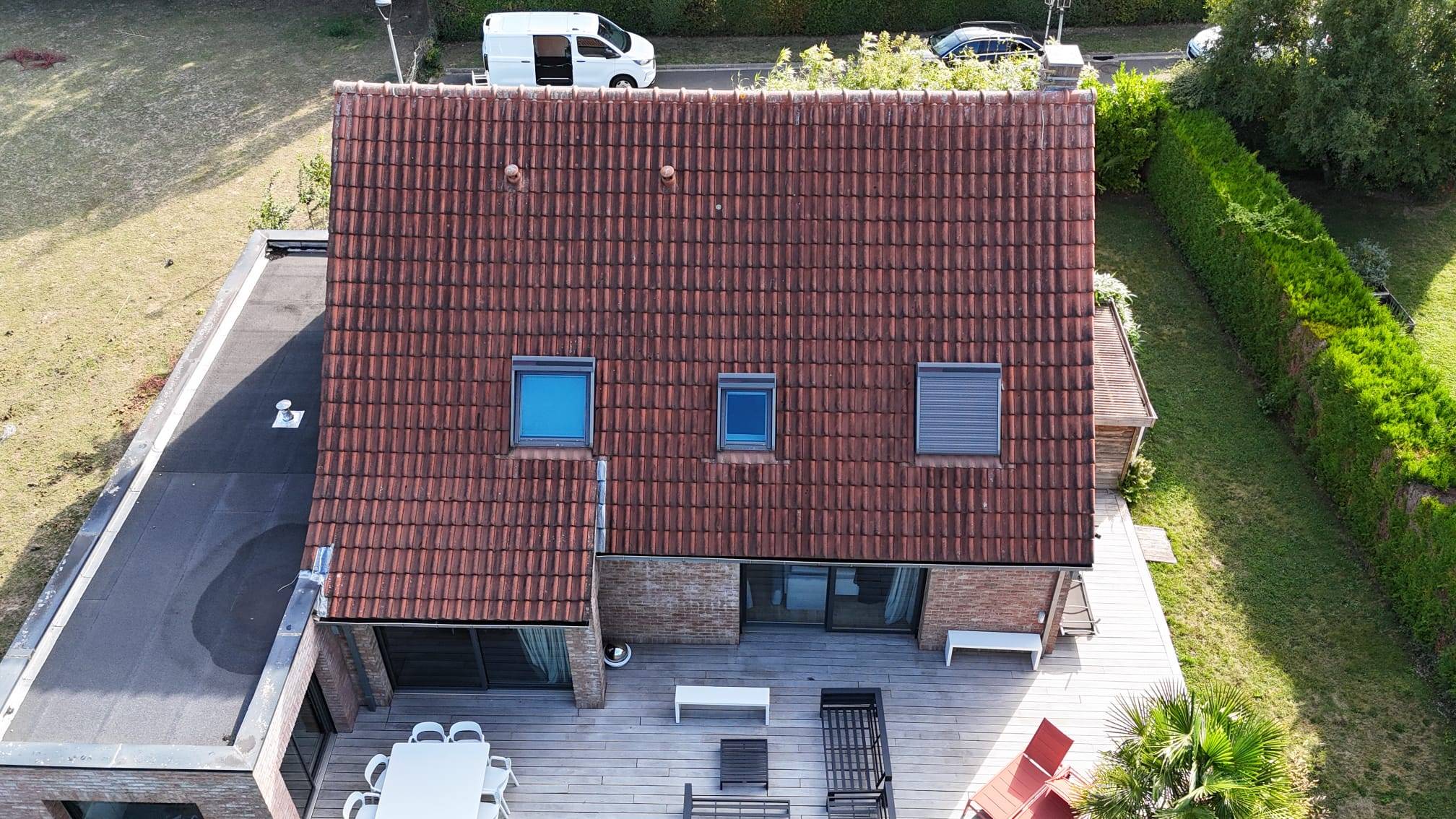 Démoussage de toiture : maison avant intervention