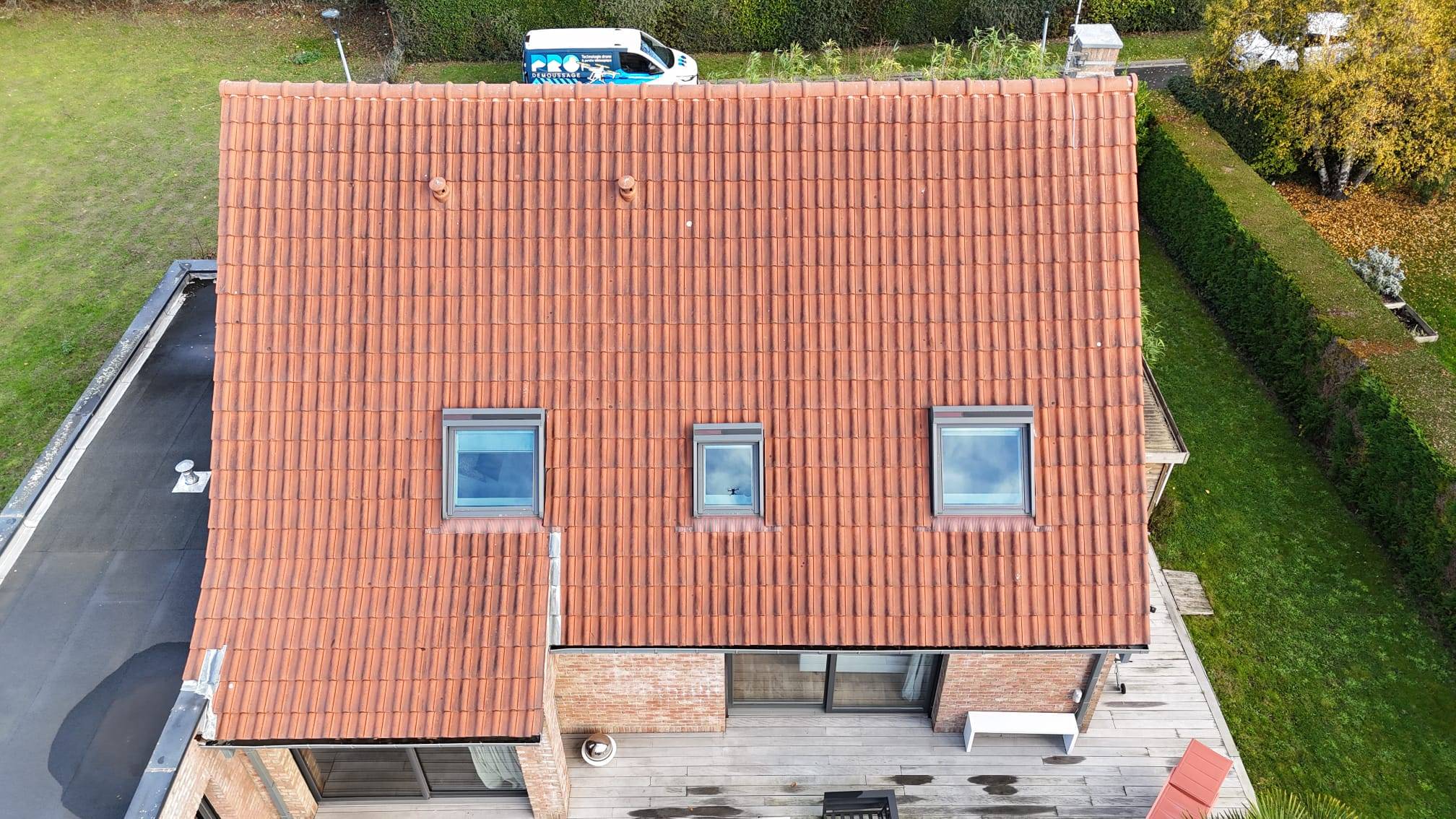 Démoussage de toiture par drone : maison après intervention