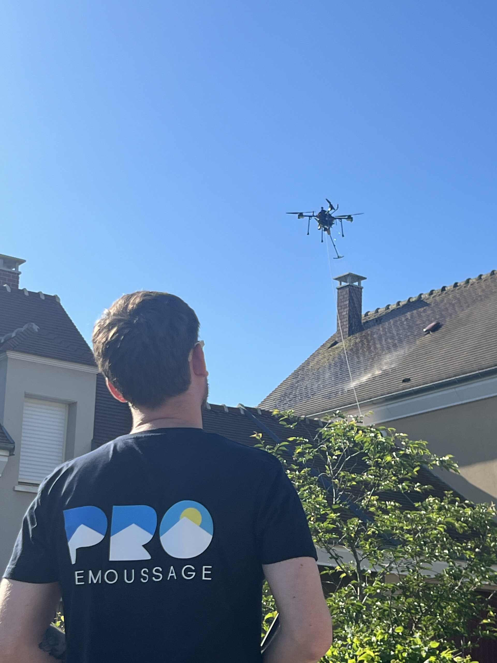 Pulvérisation d'un démoussant par drone sur une habitation à Lille