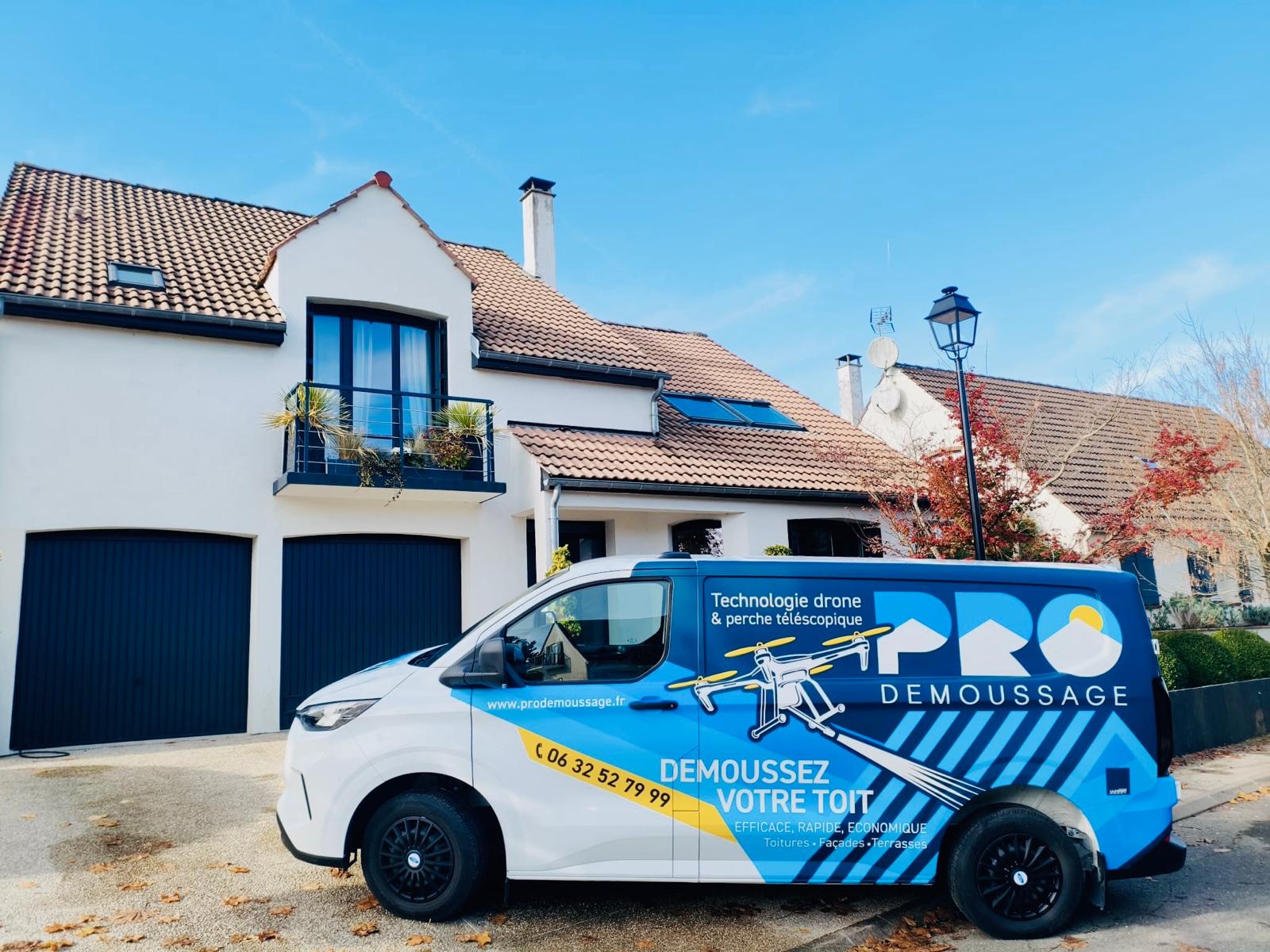 Camion Pro Démoussage équipé drone et perche télescopique à Lille