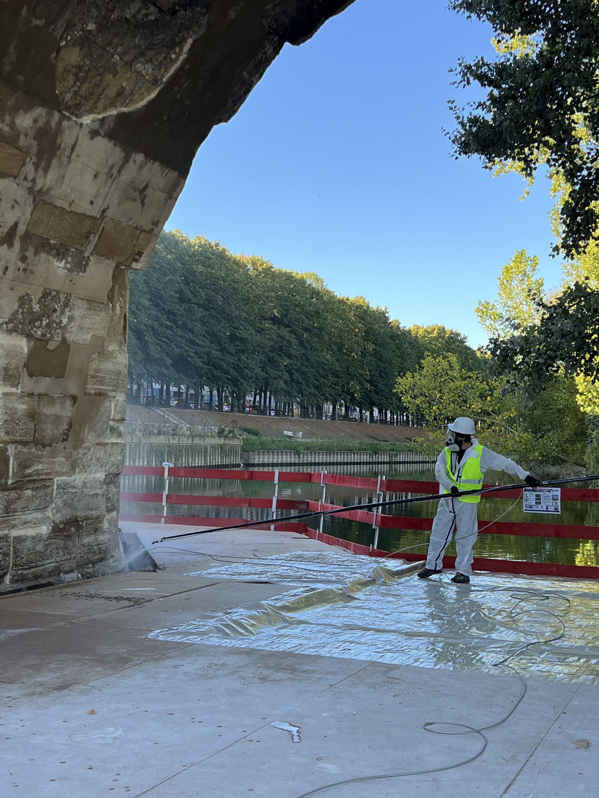 Photo de chantier Pro Démoussage : traitement professionnel d’une surface extérieure